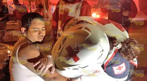 Vuelca tráiler cargado de cemento; frente al campo II de Pemex