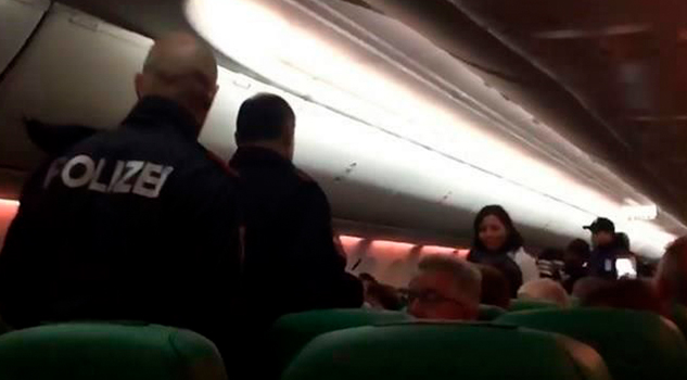 Aterrizan de emergencia por pasajero flatulento Aterrizan Emergencia Pasajero Flatulento