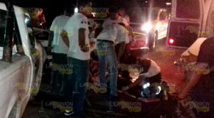 Chocan taxi y camioneta en la entrada al Anclón Chocan Taxi Camioneta Entrada Anclón