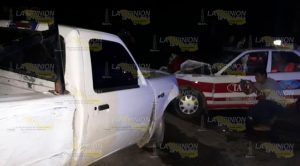 Chocan taxi y camioneta en la entrada al Anclón Chocan Taxi Camioneta Entrada Anclón