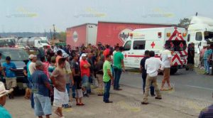 Fuerte choque entre autobús y tractocamión Choque Autobús Tractocamión