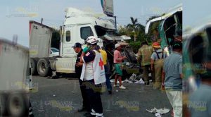Fuerte choque entre autobús y tractocamión Choque Autobús Tractocamión