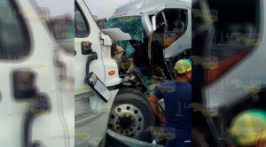 Fuerte choque entre autobús y tractocamión Choque Autobús Tractocamión