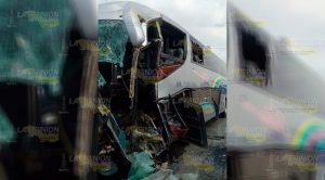 Fuerte choque entre autobús y tractocamión Choque Autobús Tractocamión