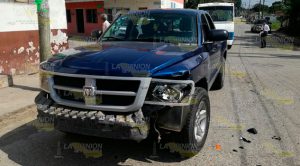 Choque entre camionetas deja cuantiosos daños Choque Camionetas Cuantiosos Daños