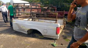 Se destrozan dos camionetas en choque Destrozan Dos Camionetas