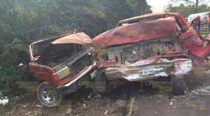 Se destrozan dos camionetas en choque Destrozan Dos Camionetas