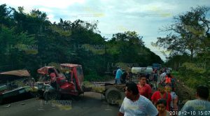 Se destrozan dos camionetas en choque Destrozan Dos Camionetas