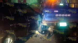 ¡Se estrelló contra una camioneta estacionada! Estrelló Contra Camioneta Estacionada