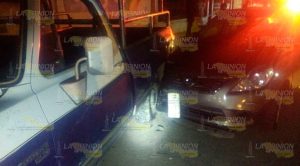 ¡Se estrelló contra una camioneta estacionada! Estrelló Contra Camioneta Estacionada