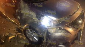 ¡Se estrelló contra una camioneta estacionada! Estrelló Contra Camioneta Estacionada