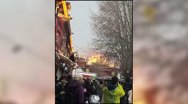 Incendio devora el mayor templo tibetano, sin víctimas