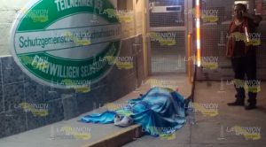 ¡Murió afuera de su trabajo!