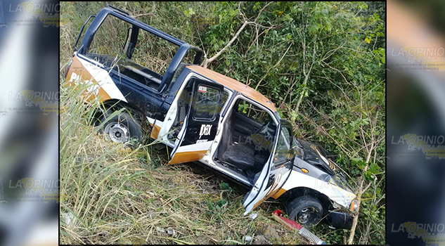 ¡Vuelcan policías en la carretera!