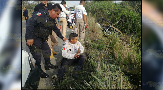 ¡Vuelcan policías en la carretera!