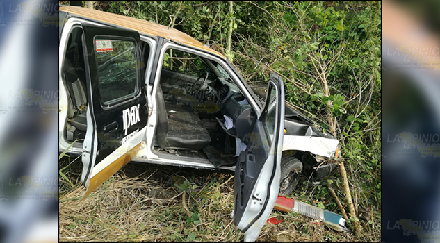 ¡Vuelcan policías en la carretera!