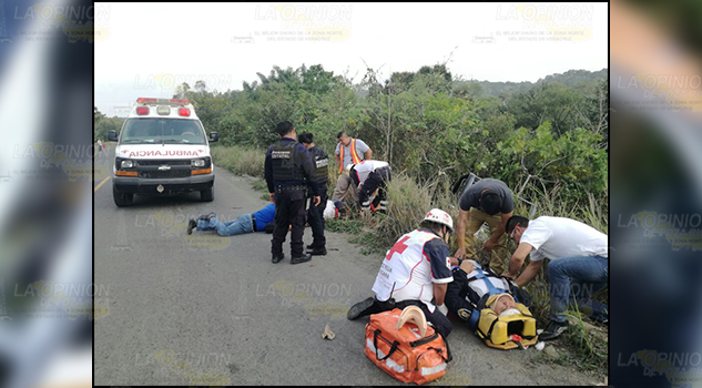 ¡Vuelcan policías en la carretera!