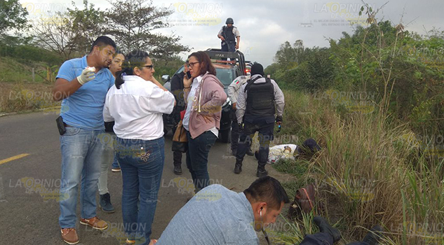 ¡Vuelcan policías en la carretera!