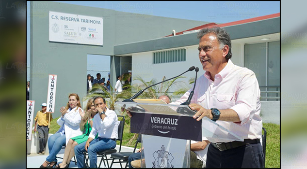 Entrega Miguel Ángel Yunes Linares Centro de Salud de Tarimoya