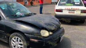 Taxi no respetó señalamiento y es embestido por particular Taxi Embestido Particular