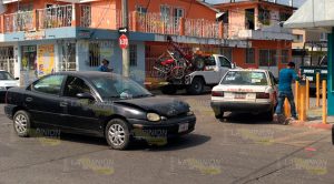 Taxi no respetó señalamiento y es embestido por particular Taxi Embestido Particular