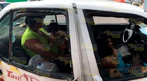 Taxi no respetó señalamiento y es embestido por particular Taxi Embestido Particular