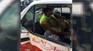 Taxi no respetó señalamiento y es embestido por particular Taxi Embestido Particular