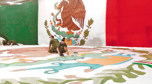 Banderas monumentales conmemoran a la patria