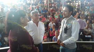 Entregan becas a alumnos de primaria