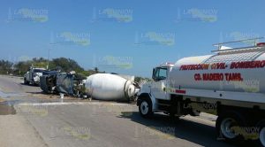Dos lesionados en volcadura de camión revolvedor