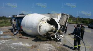 Dos lesionados en volcadura de camión revolvedor