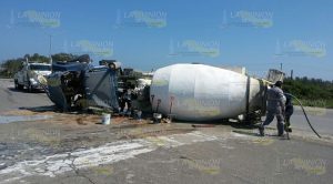 Dos lesionados en volcadura de camión revolvedor