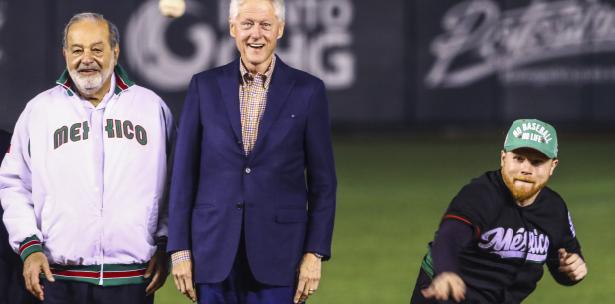 Revuelo por la propina dejada por Canelo, Bill Clinton y Carlos Slimn