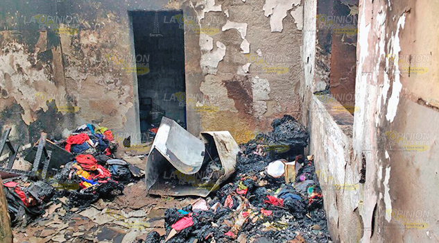 A causa de un corto circuito vivienda es consumida por el fuego