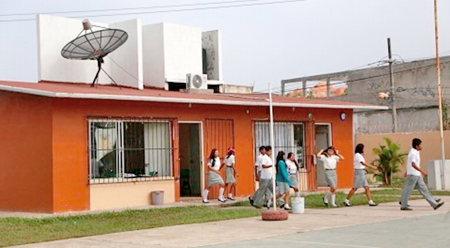 El 40% de las telesecundarias carecen de televisión y mobiliario: supervisora