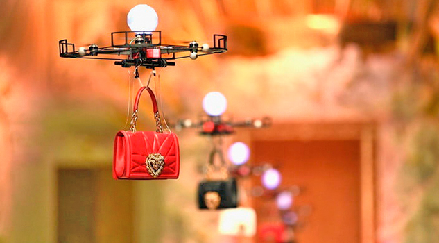 Nada de modelos: Dolce & Gabbana usa drones para mostrar su nueva colección de bolsos en la pasarela