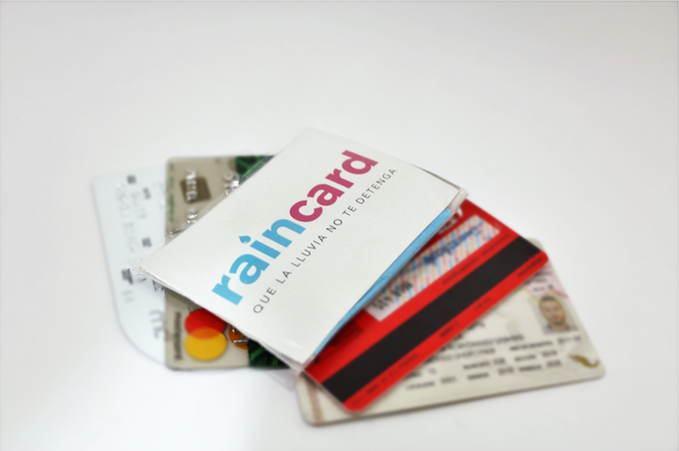 Raincard: este paraguas desechable fue diseñado por mexicanos y es del tamaño de una tarjeta de crédito