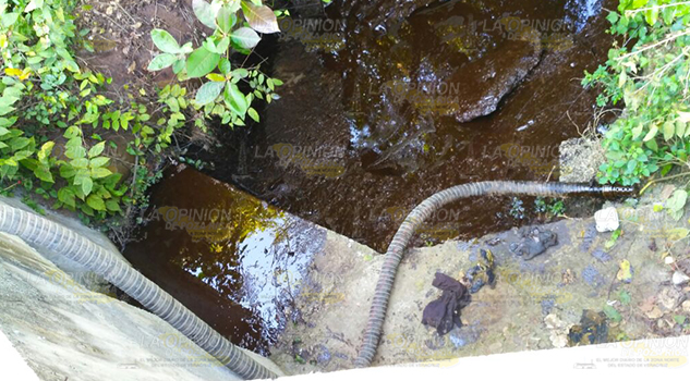 Fuga de hidrocarburo contamina arroyo en Ejido Sombrerete