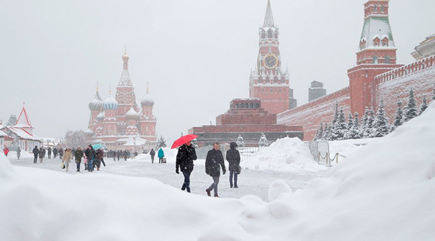 La impactantes imágenes de la nevada que "sepulta" a Moscú