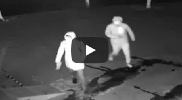 Ladrón frustra asalto al darle un ladrillazo a su compañero