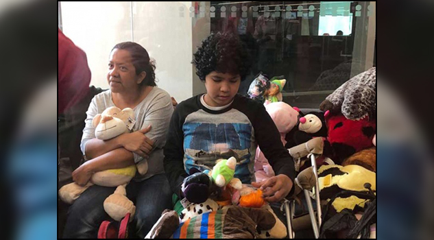 Tiene 11 años y vende plumas para su tratamiento de leucemia