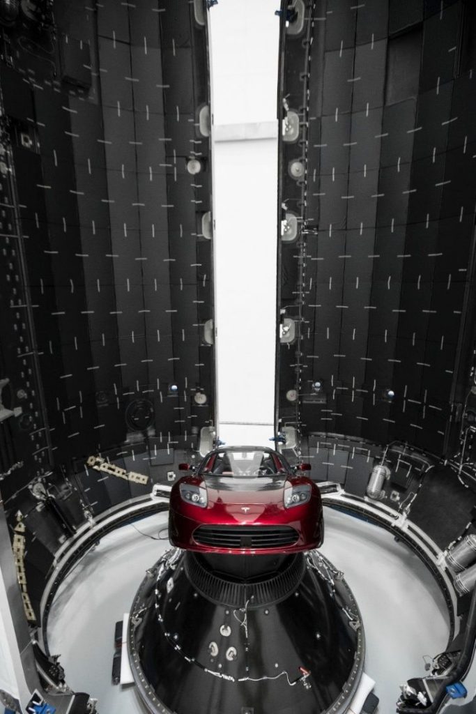 Así es el lujoso convertible rojo que lanzarán al espacio