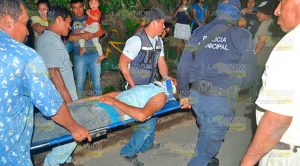 Dos jóvenes heridos al derrapar su moto