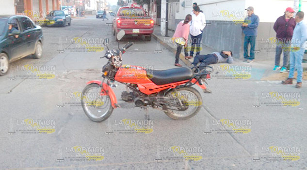 Se le atraviesa a motociclista