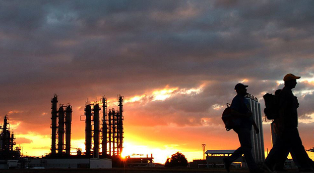 Perforar más pozos y construir una refinería en Paraiso