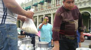 Se manifiestan al grito de "¡leche gratis!"
