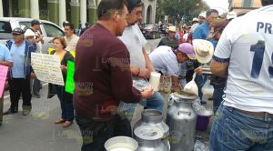 Se manifiestan al grito de "¡leche gratis!"