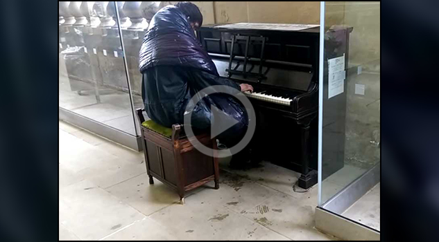 Vagabundo conmueve al tocar a la perfección obras de Beethoven