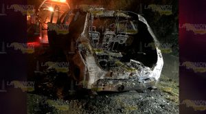 Camioneta arde en llamas Camioneta Arde Llamas