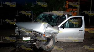 Camionetas se impactan de frente Camionetas Impactan Frente